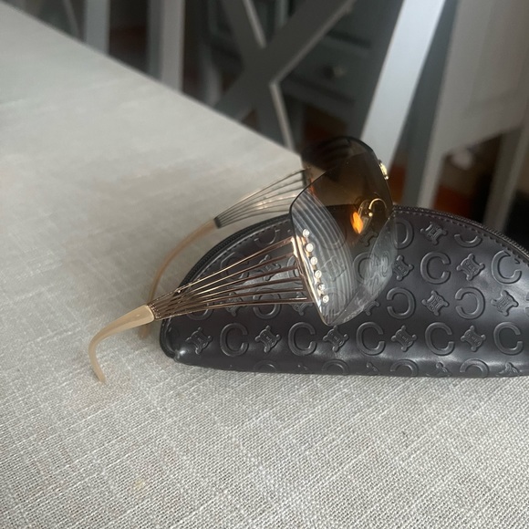 - Celina.ltiny line hair. - Picture 2 of 5